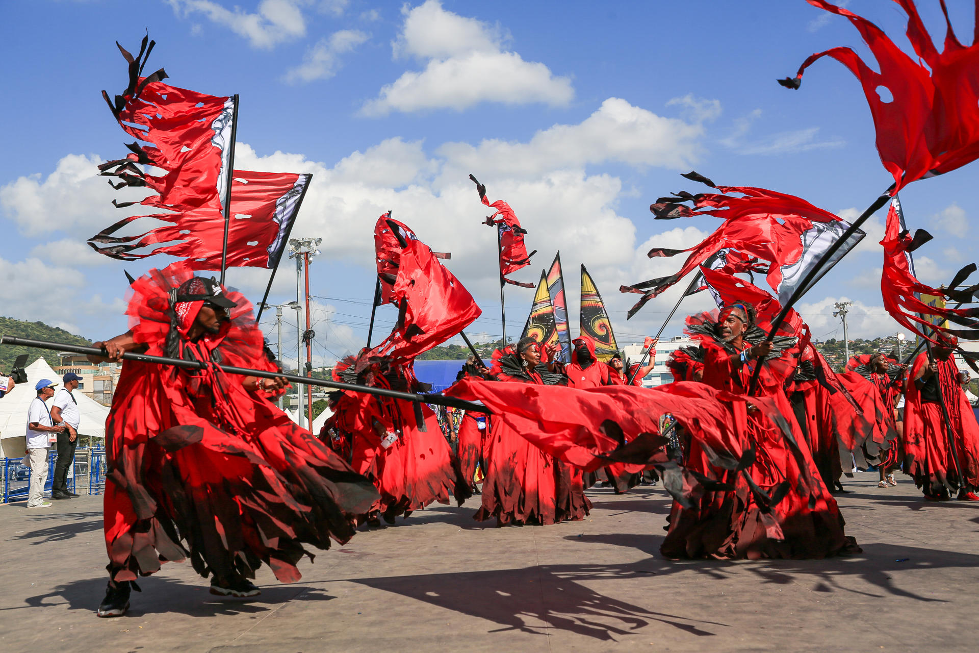  Bailarines de la banda KInetic Mas, You, The Masterpiece.