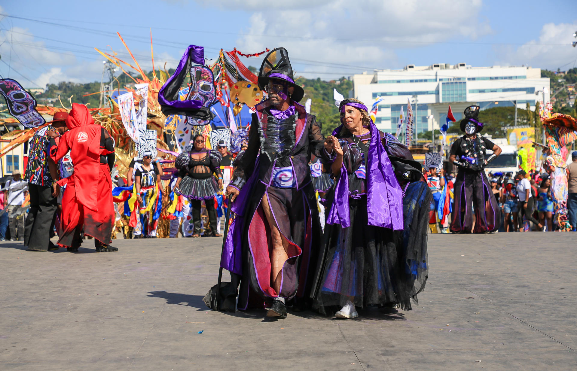 Bailarines de la banda KInetic Mas You, The Masterpiece.