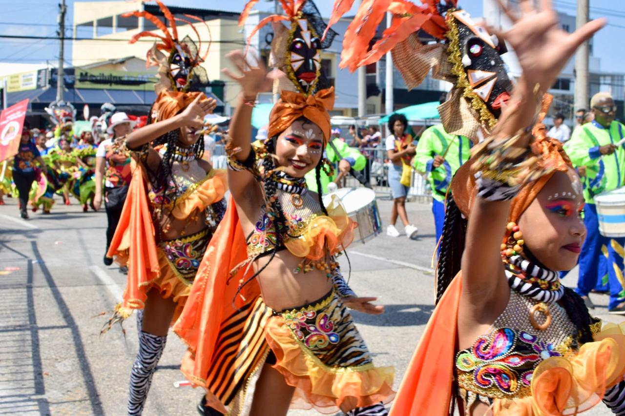 El imponente colorido de los grupos folclóricos.