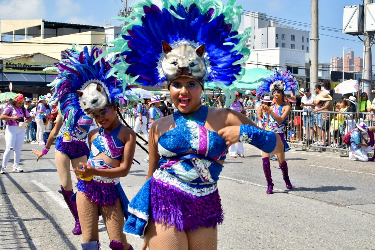 El imponente colorido de los grupos folclóricos.