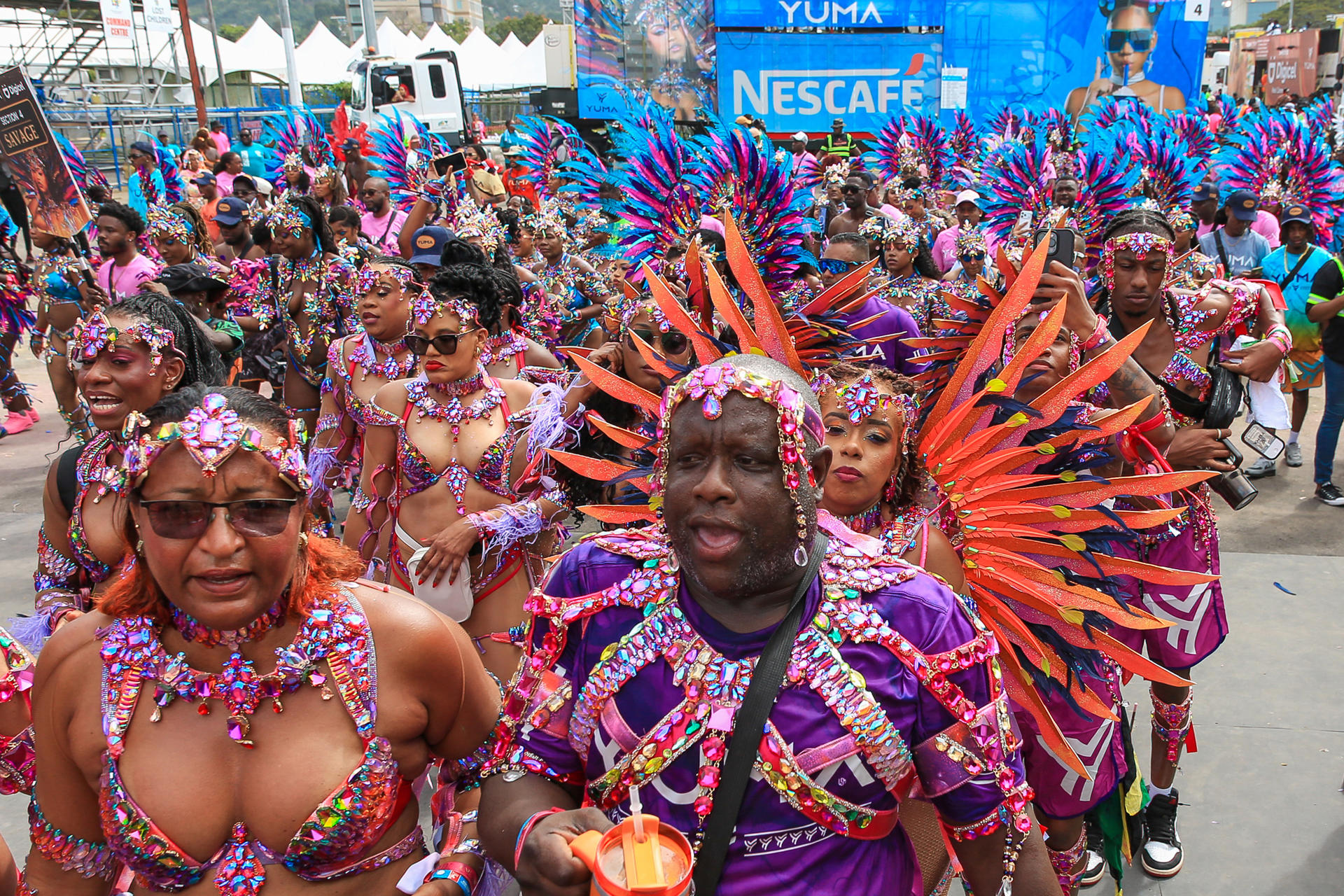 Bailarines de la banda surinamesa Luxe.