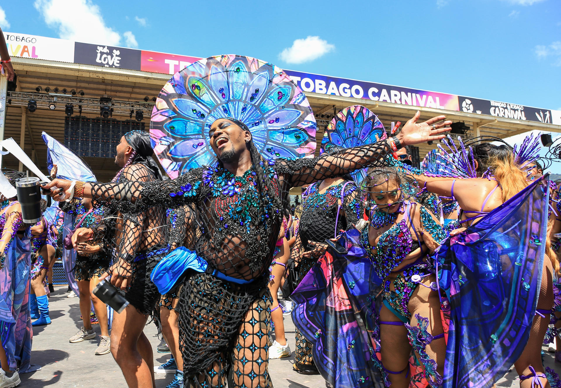 Bailarines de la banda Island Circus de Lost Tribe.