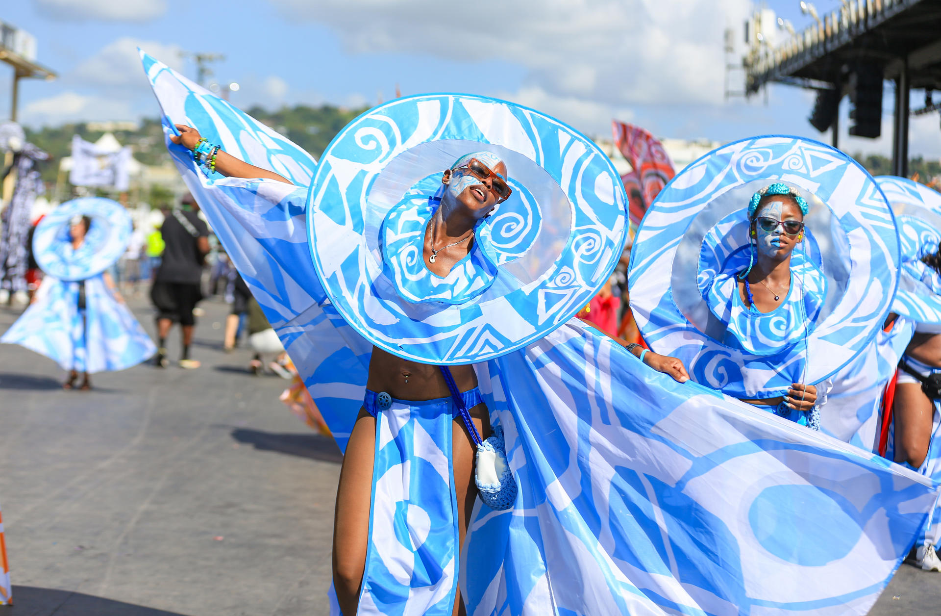 Una bailarines de la banda KInetic Mas.