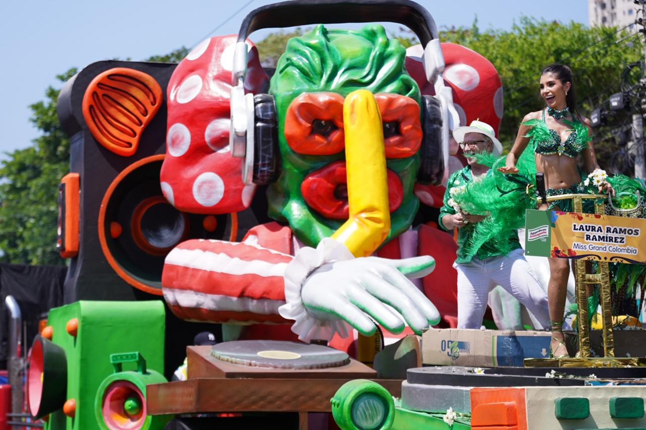 La carroza Rumba Rodante también se tomó la Vía 40 con una decoración de marimonda con las orejas de color de la Negrita Puloy.