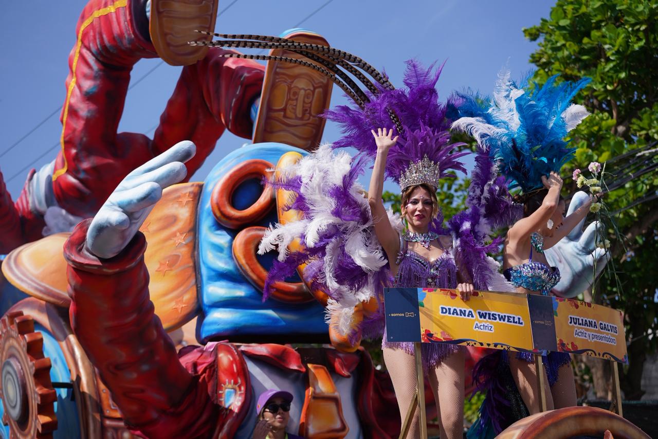 Carroza de RCN en honor a la marimonda y en ella la actriz Diana Wiswell y la presentadora Juliana Galvis.  