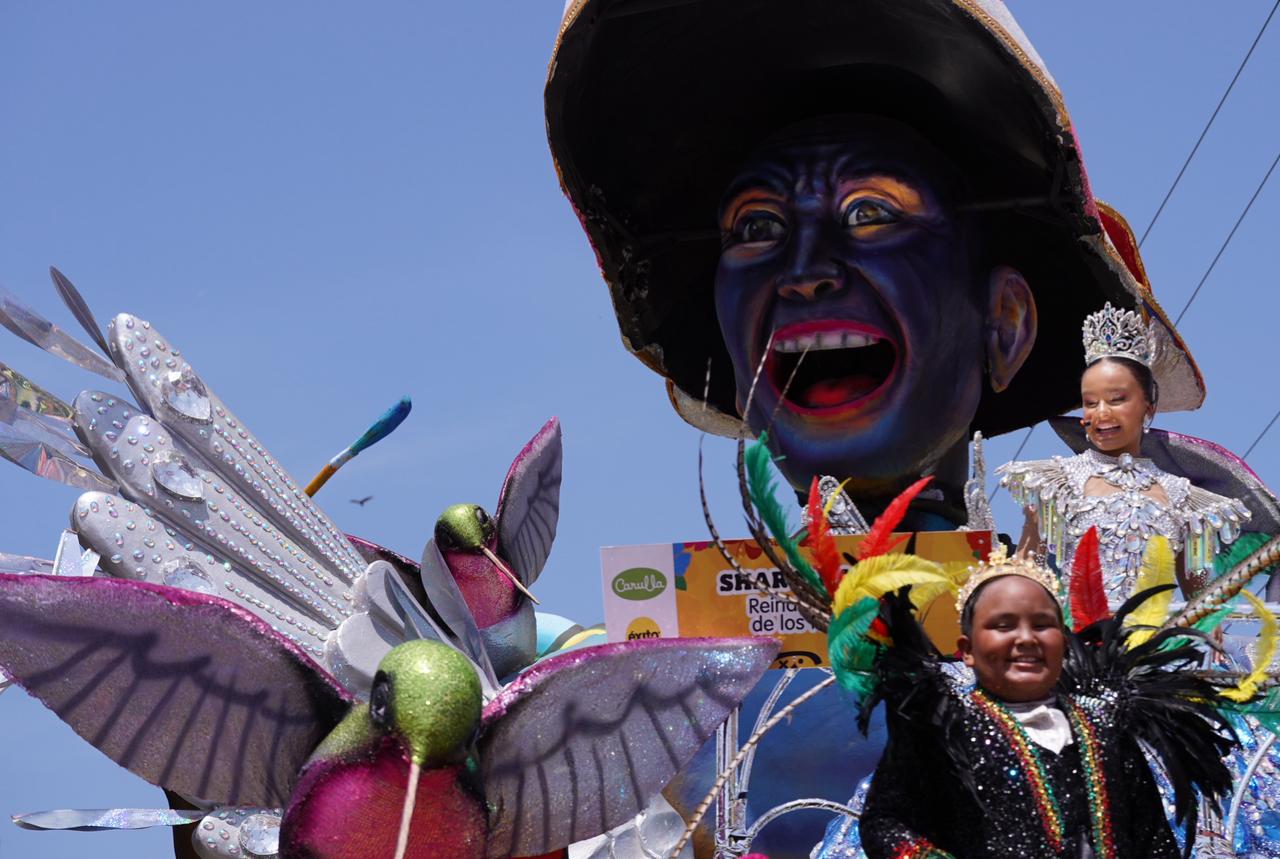 Carroza de los Reyes del Carnaval de Los Niños Sharon Acosta y Joshua Ortiz.