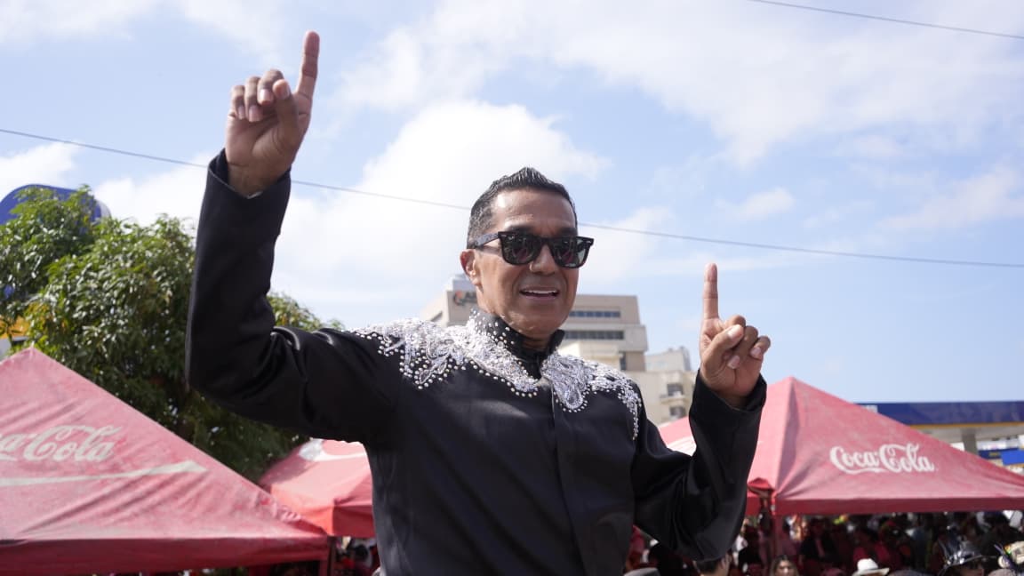 El artista Checo Acosta también estuvo en el desfile de la calle 84. 