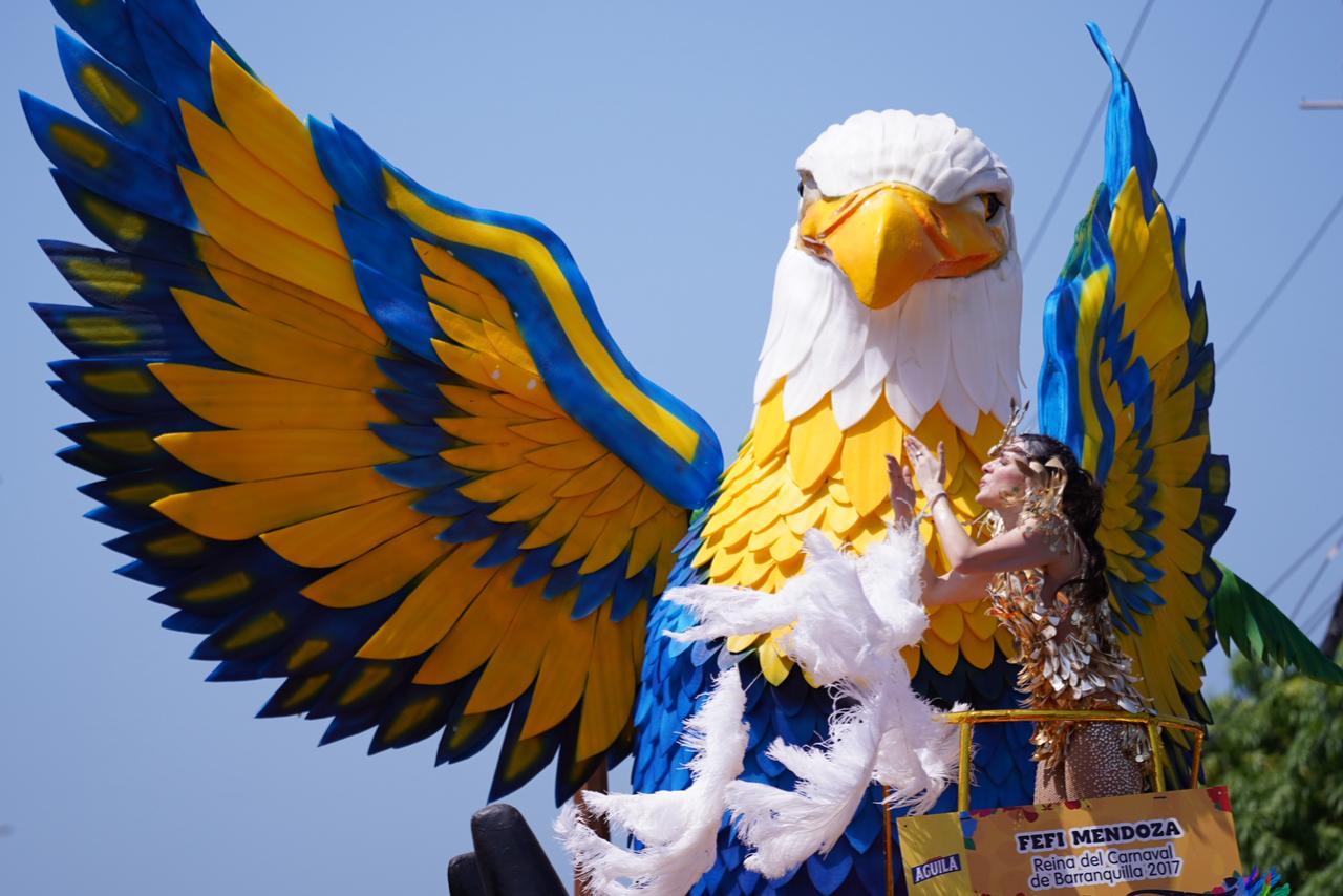  Fefi Mendoza, reina del Carnaval de Barranquilla 2017, iba abordo de la carroza Rumba Águila. 