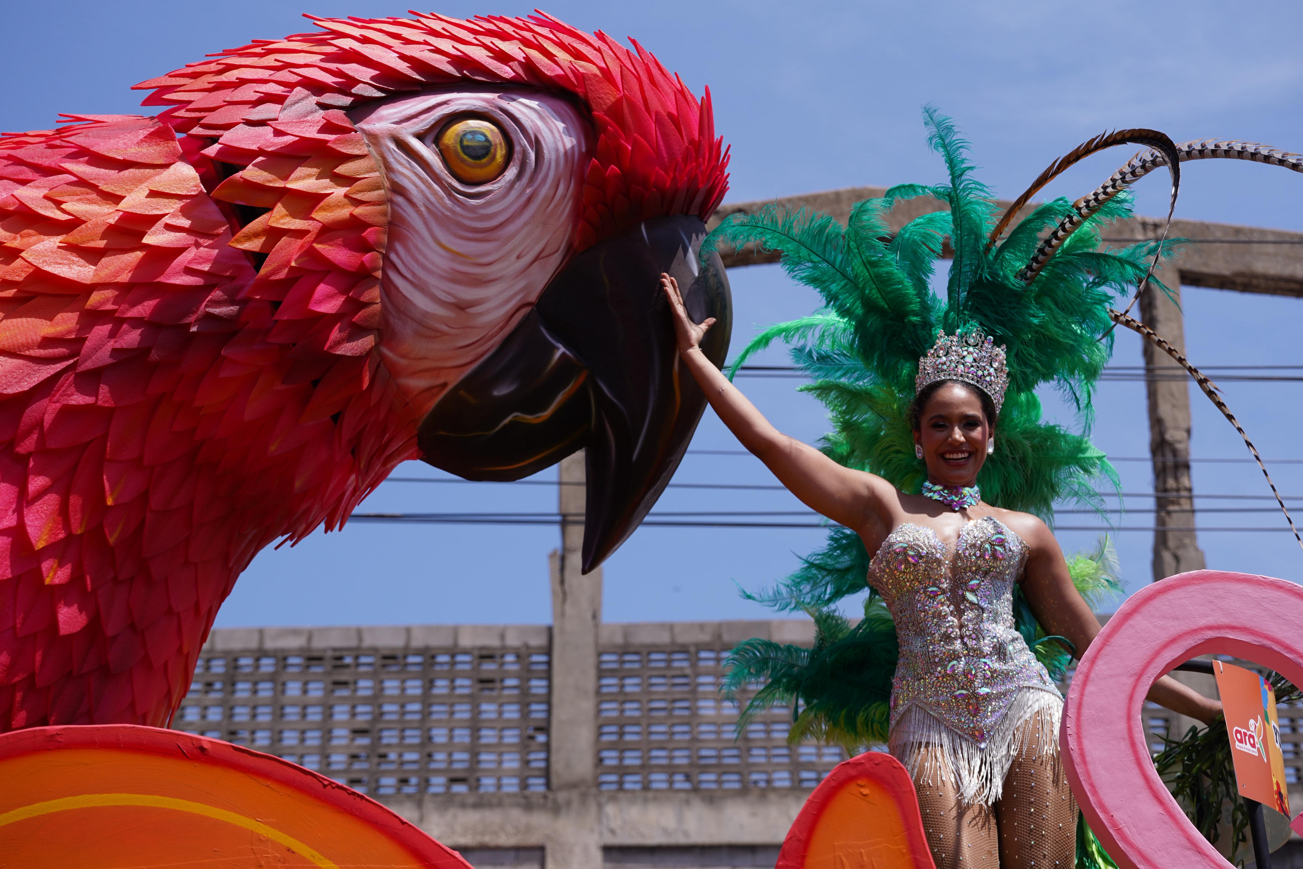 Carroza 'Amanecer Caribe', donde iba Yuliana Rodríguez, Reina Popular 2025.