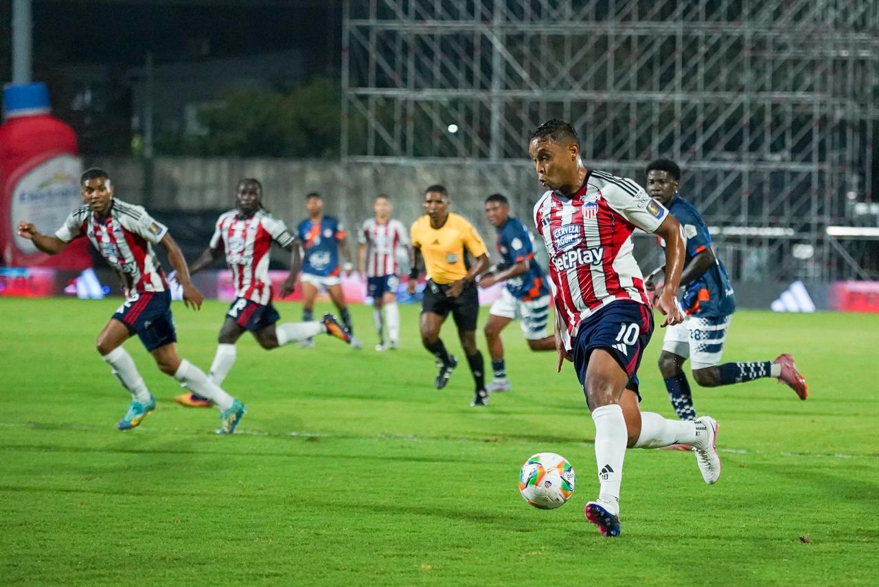 Luis Fernando Muriel ingresando al área.