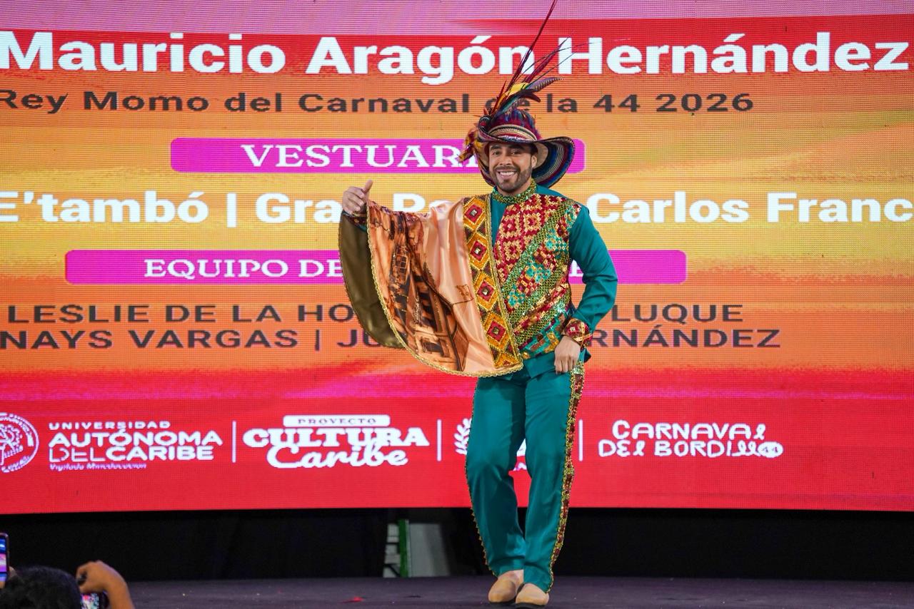 Luis Mauricio Aragón, Rey Momo de la 44 luciendo ‘Tríada e’ Tambó’.