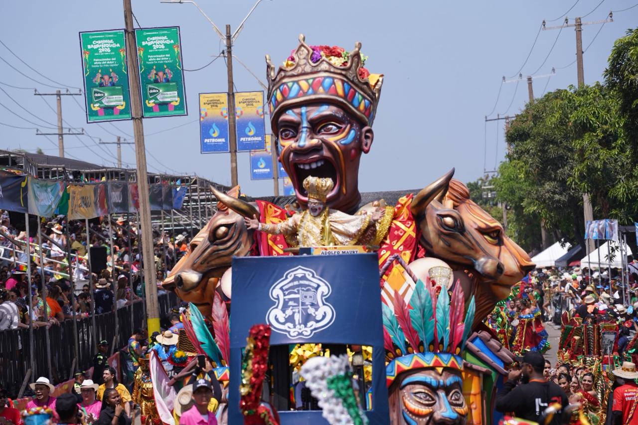 'Congo Ancestral', la carroza donde iba el Rey Momo 2026 Adolfo Maury. 