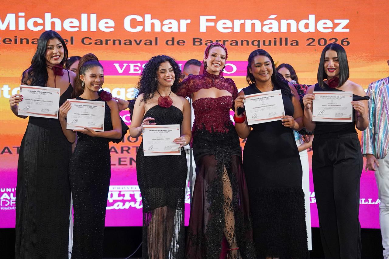 Reina Michelle junto a las estudiantes que diseñaron su vestido