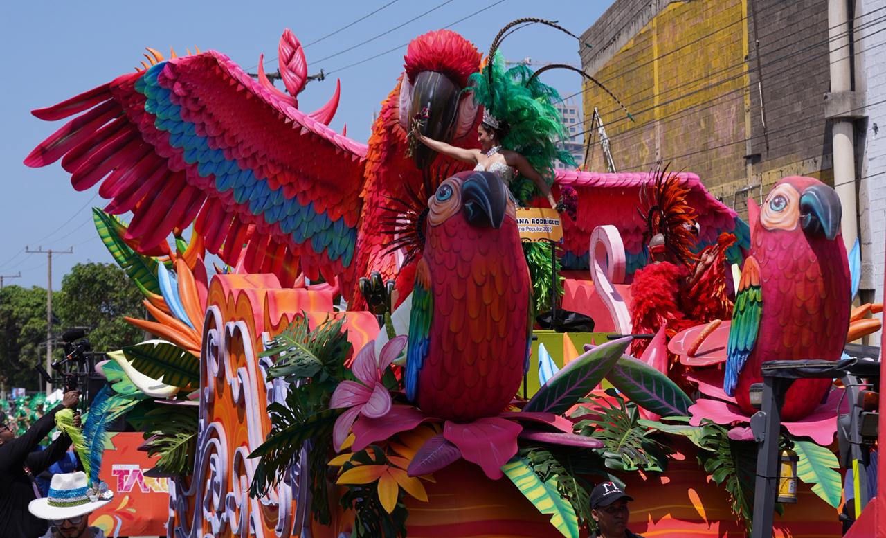 Carroza 'Amanecer Caribe', donde iba Yuliana Rodríguez, Reina Popular 2025.