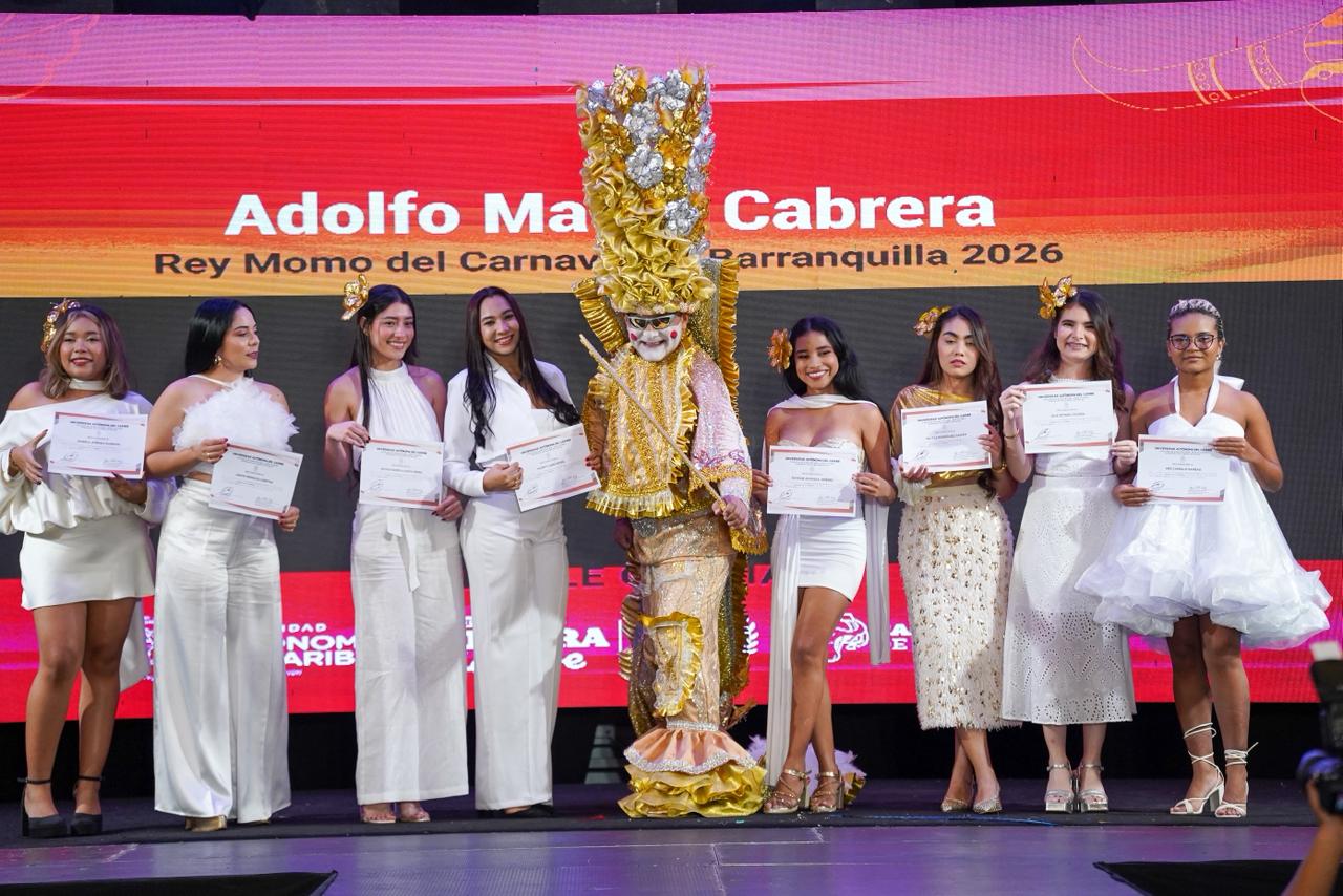 El Rey Momo Adolfo Maury con las estudiantes de Diseño de Modas