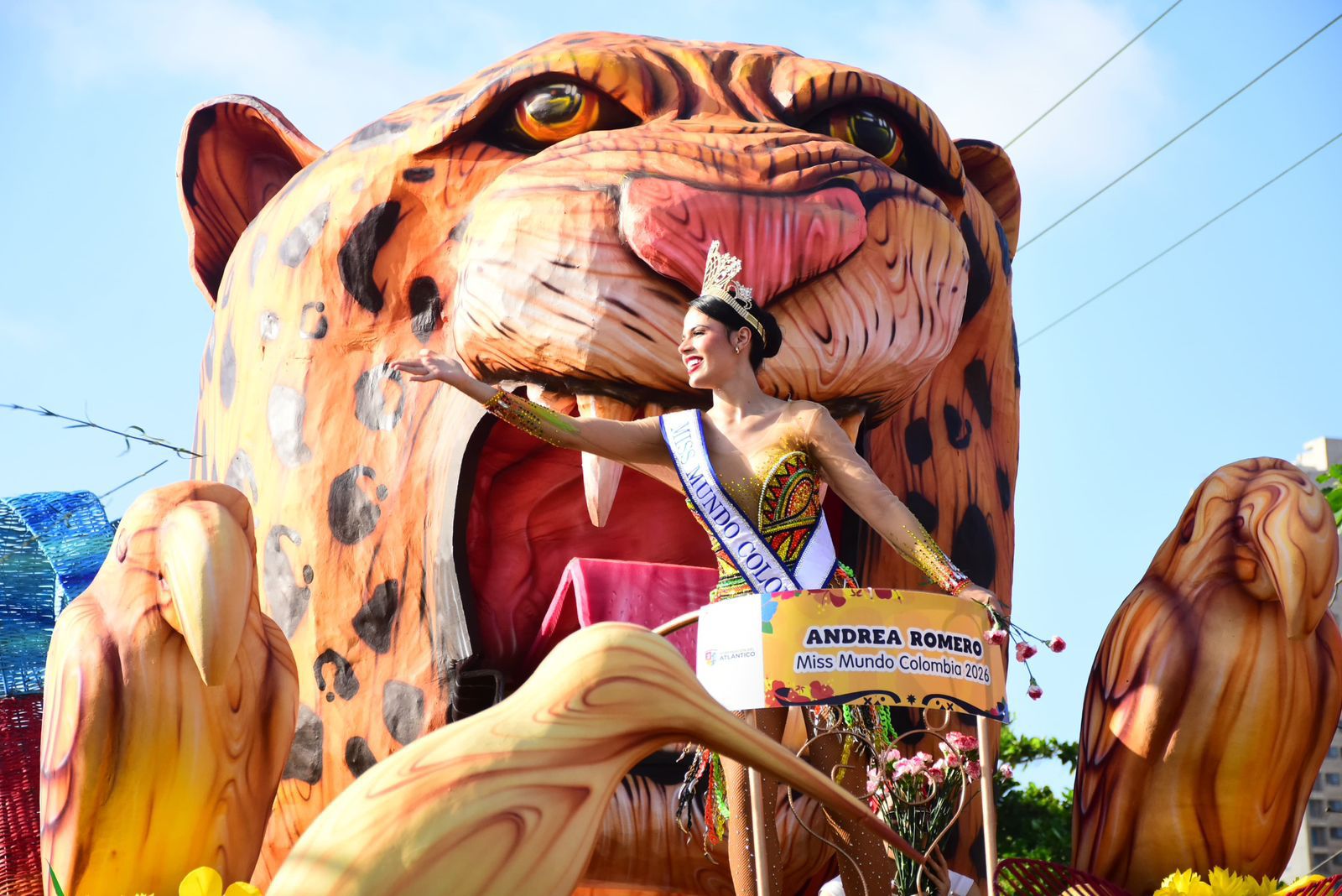 Andrea Romero, quien representará a Colombia en Miss World, en la carroza “Riqueza artesanal del Atlántico”, una puesta en escena de la Gobernación del Atlántico. 