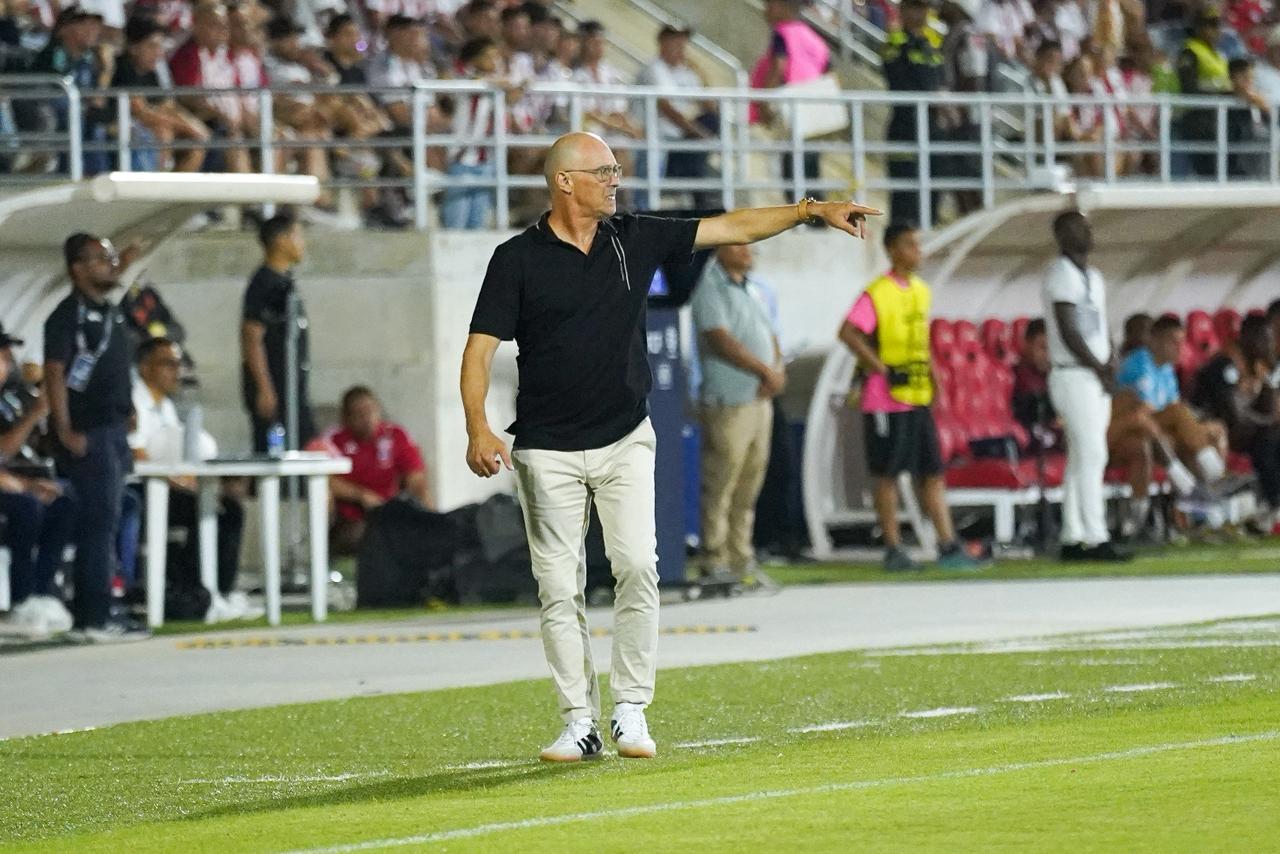 Alfredo Arias atento en la raya