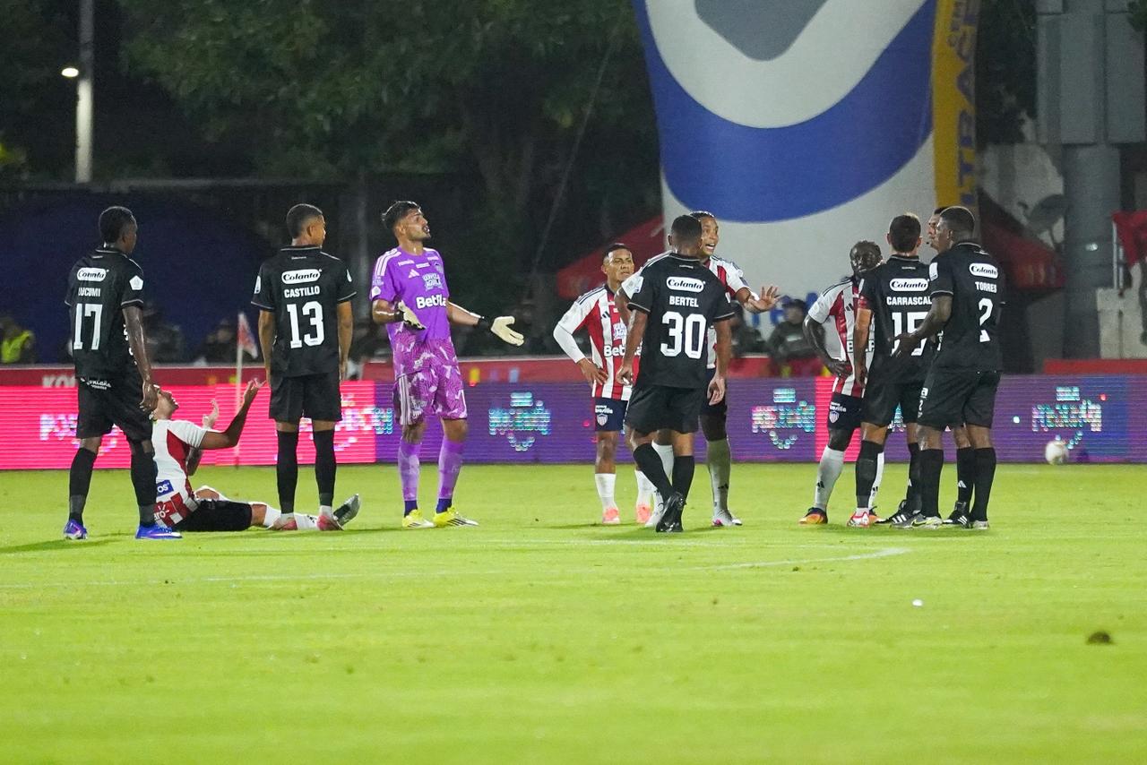 Una  jugada del partido Junior Vs América 