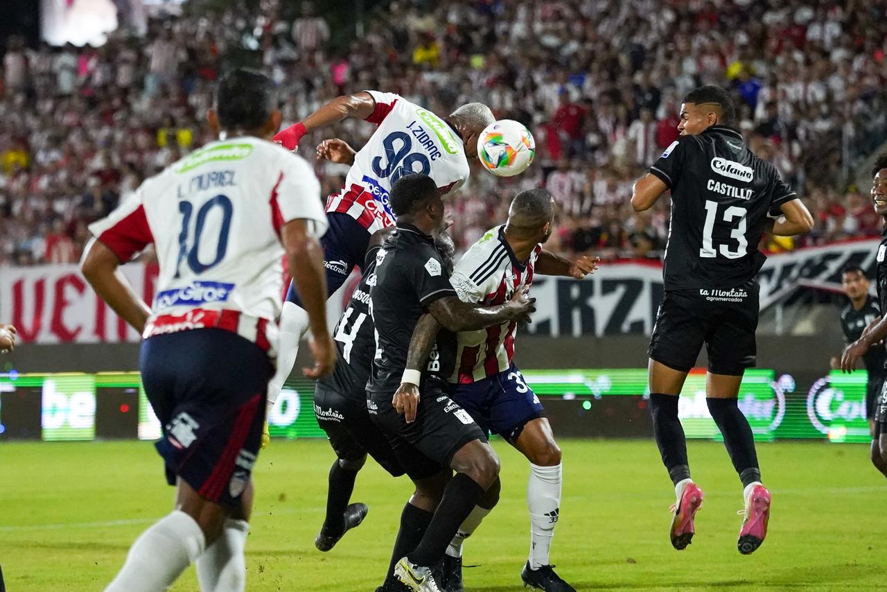 Jermein Peña salta en la disputa de un balón