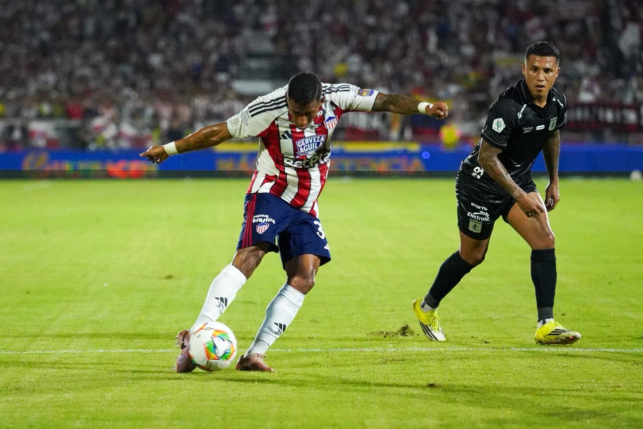 Una  jugada del partido Junior Vs América 