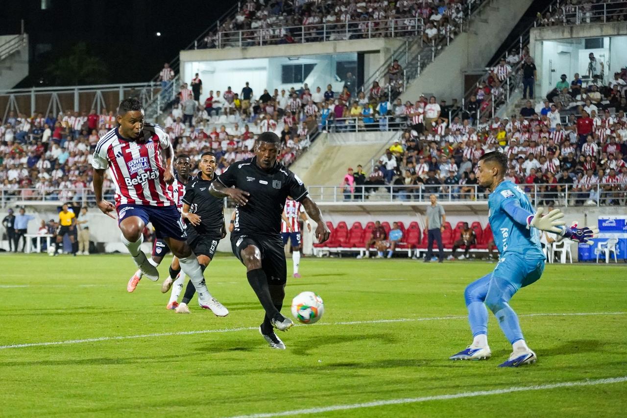Muriel patea frente al arquero  JeanFernandes