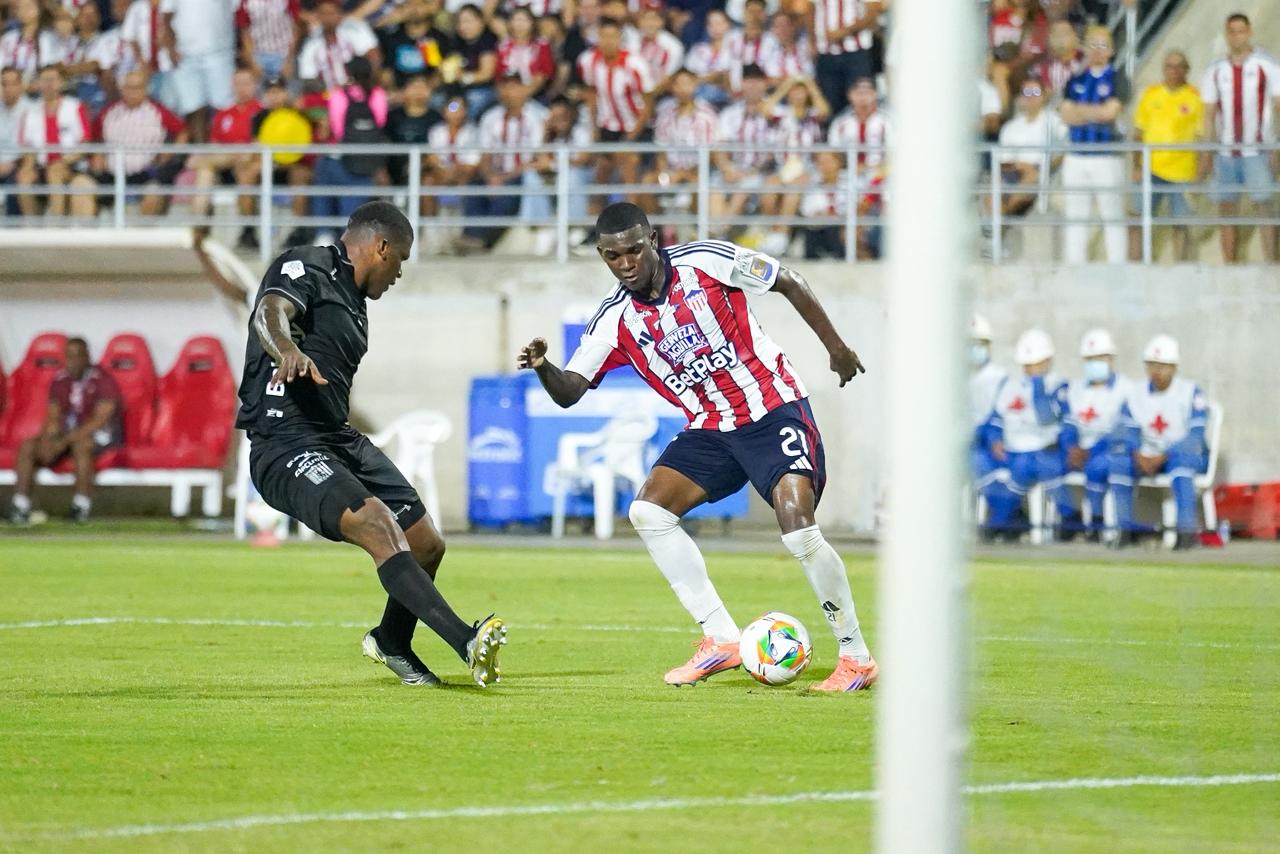 Canchimbo en una jugada del partido Junior Vs América 