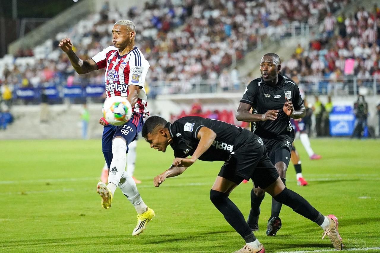 Una  jugada del partido Junior Vs América 