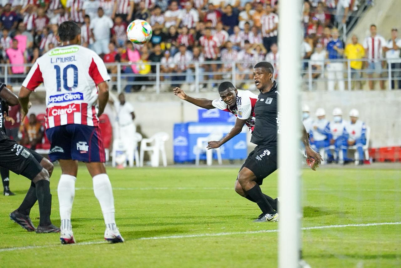 Una  jugada del partido Junior Vs América 