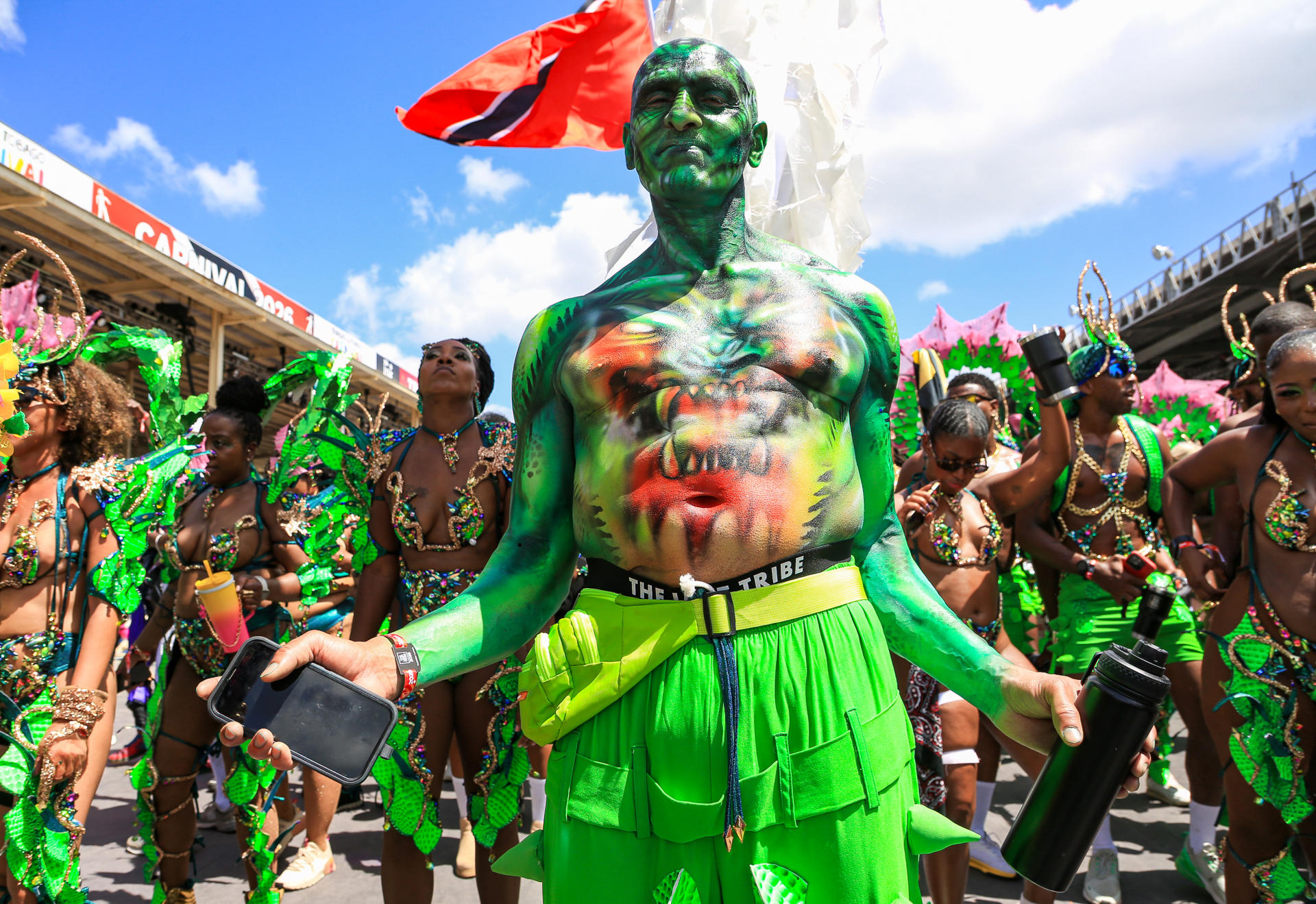 Bailarines de la banda Island Circus de Lost Tribe.