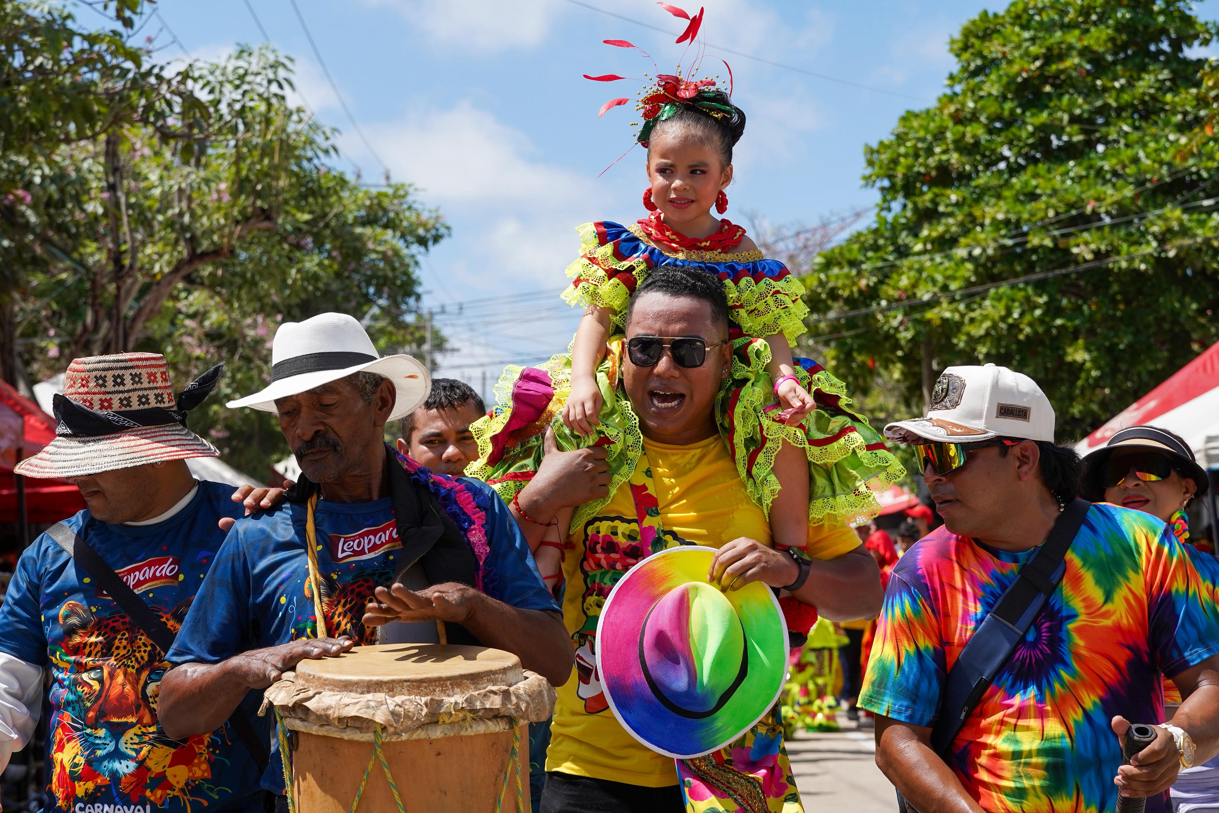 Niños y niñas de todas las edades participaron en el desfile.