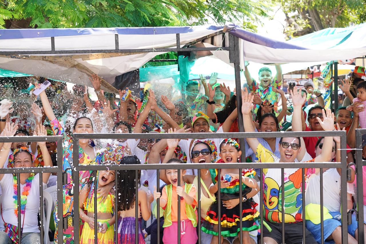 El público llegó desde tempranas horas del día a la carrera 53. 