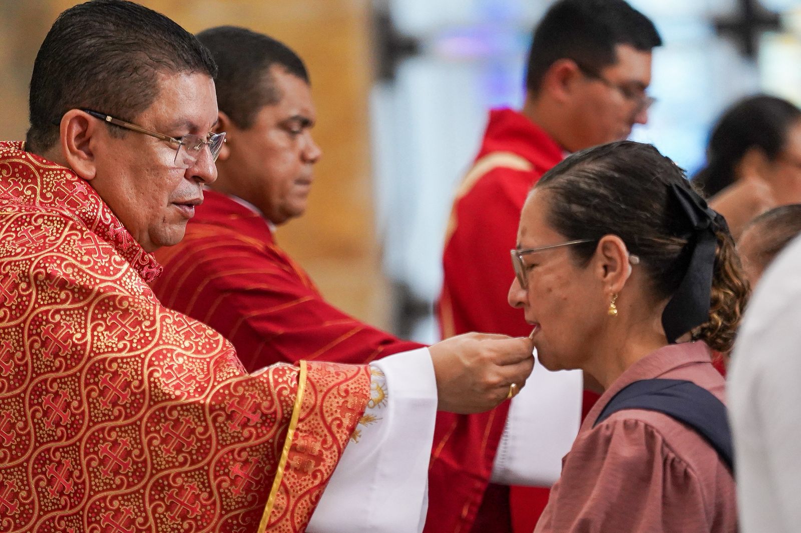 Entrega de la hostia en la misa del Domingo de Ramos.