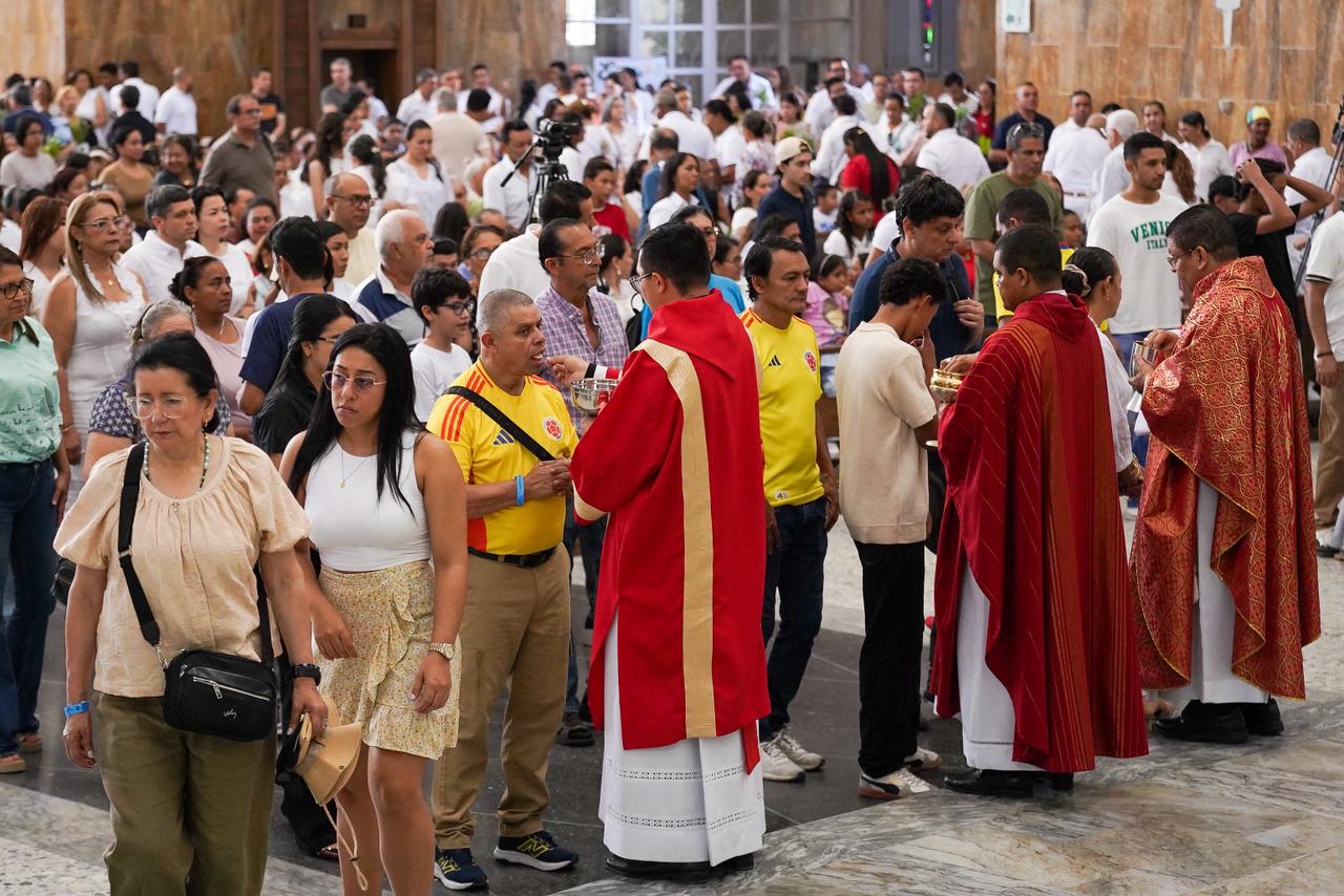 Entrega de la hostia en la misa del Domingo de Ramos.
