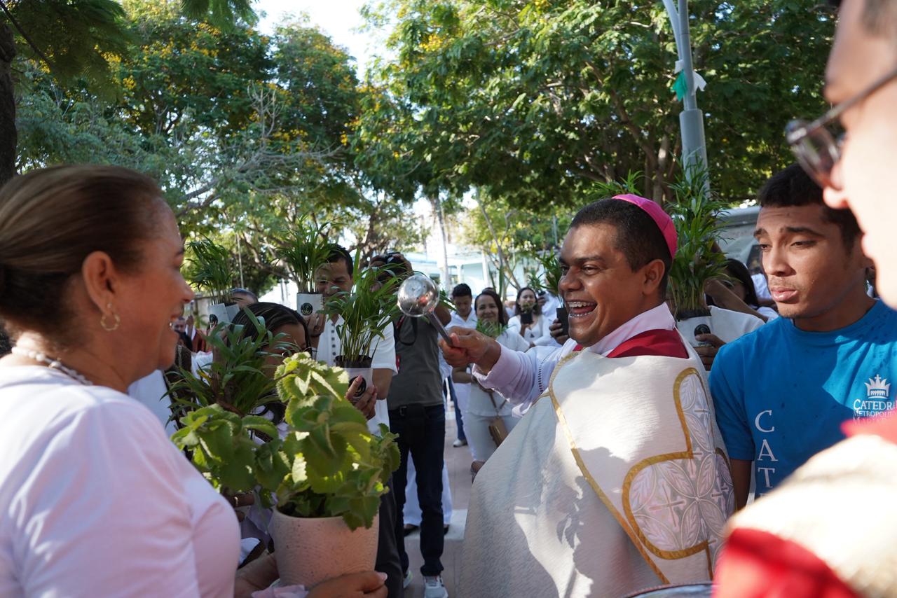 Feligreses reciben la bendición en el Domingo de Ramos.
