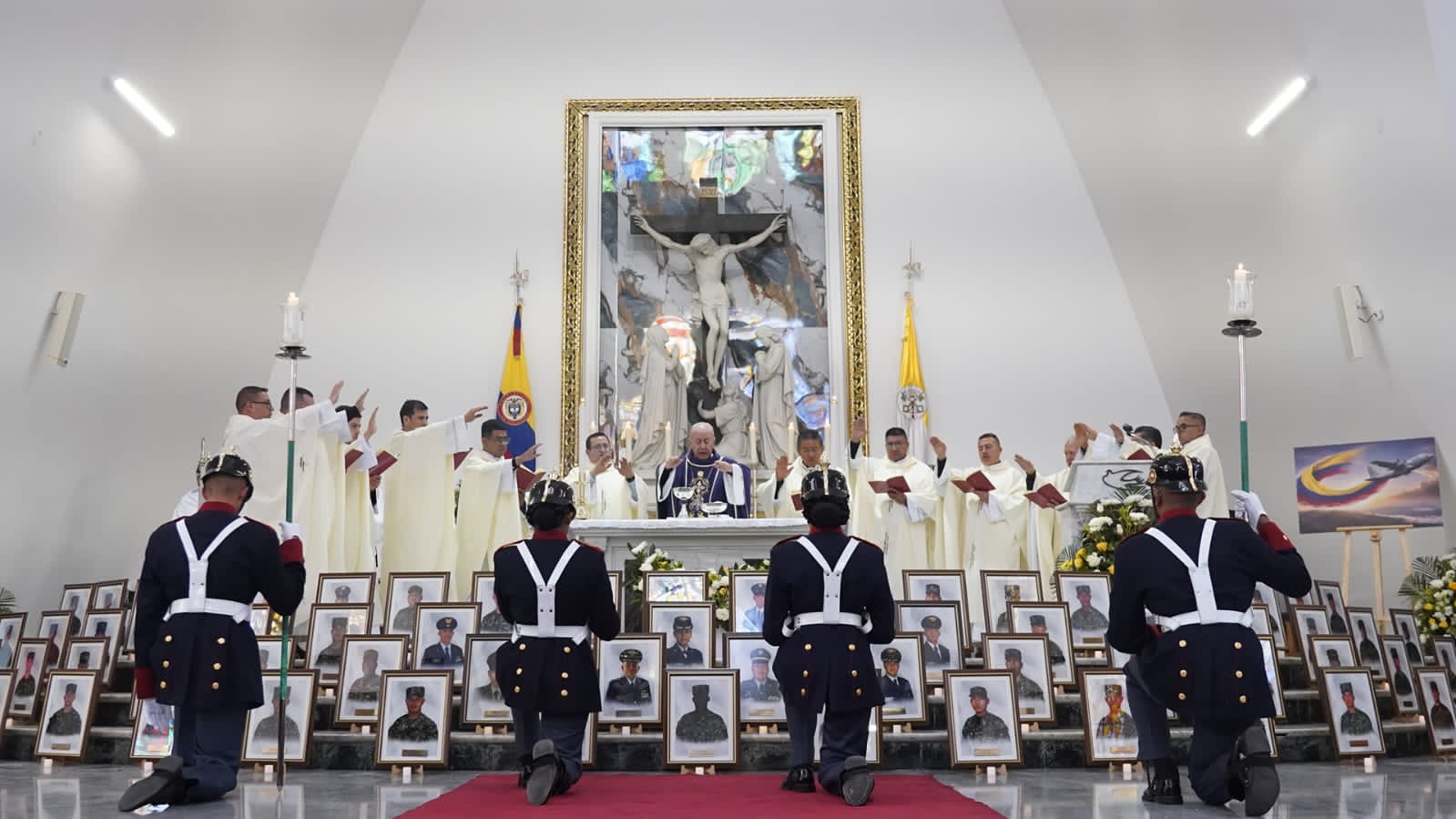 Honores militares a los 69 fallecidos. 