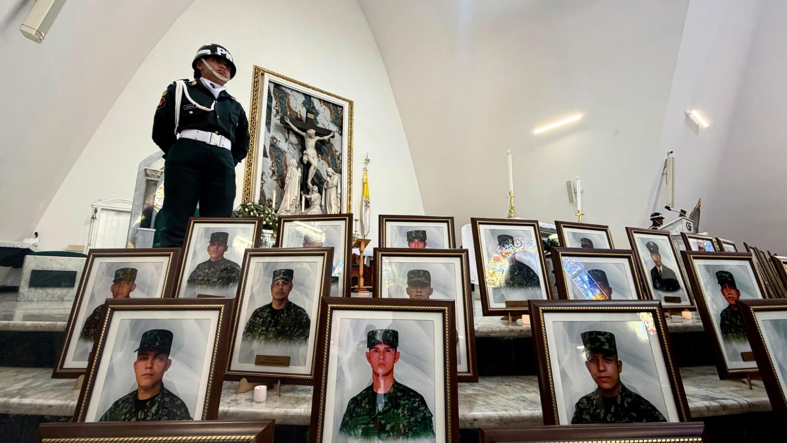 Honores militares a los 69 fallecidos. 
