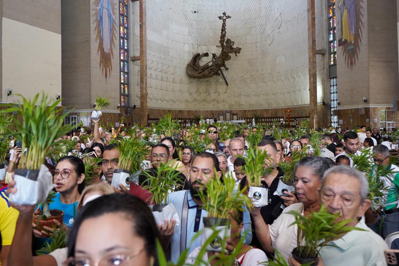 Los feligreses en la Catedral Metropolitana María Reina.