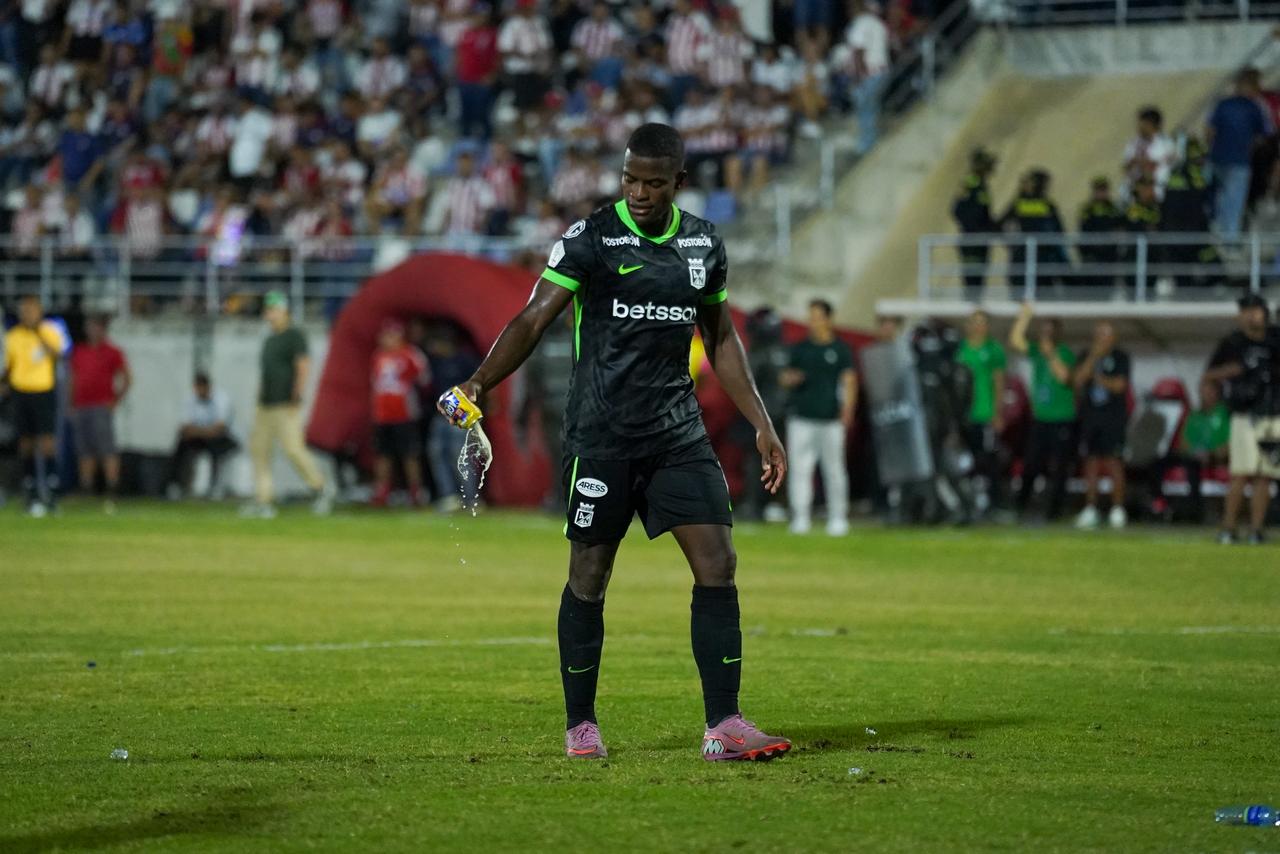 Román recoge una lata de cerveza lanzada desde la tribuna
