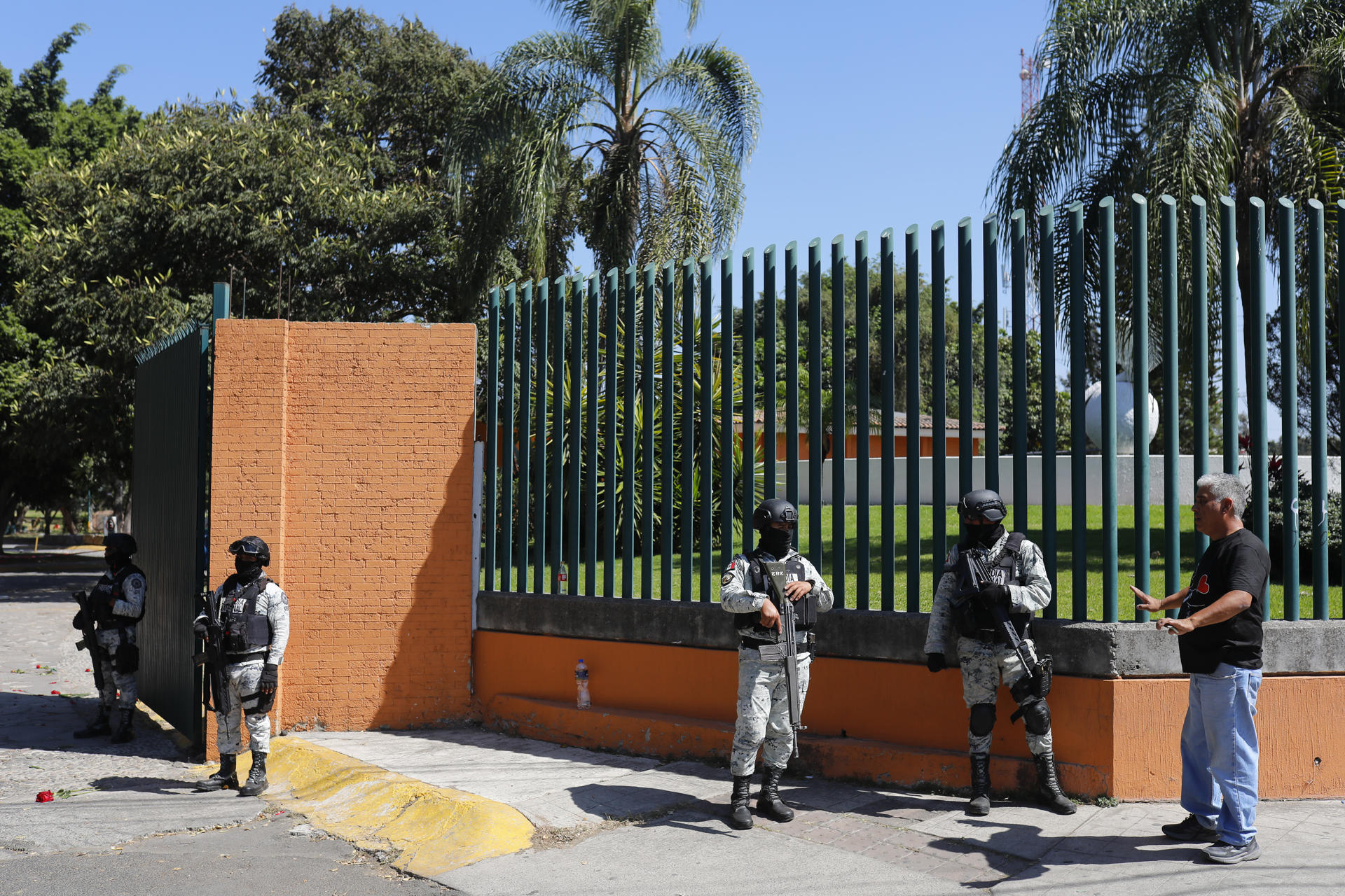 La Guardia Mexicana realizó un despliegue enorme afuera del cementerio para evitar alteraciones del orden público. 