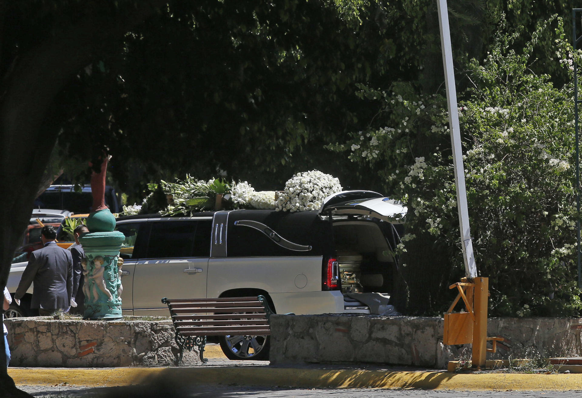 El ataúd dorado donde se encuentra el cuerpo de alias 'El Mencho'. 