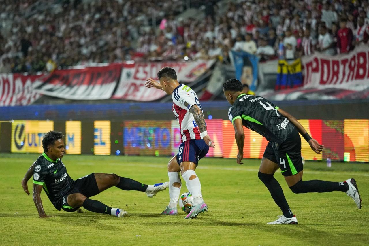 Una de las primeras jugadas del partido Junior Vs Nacional 