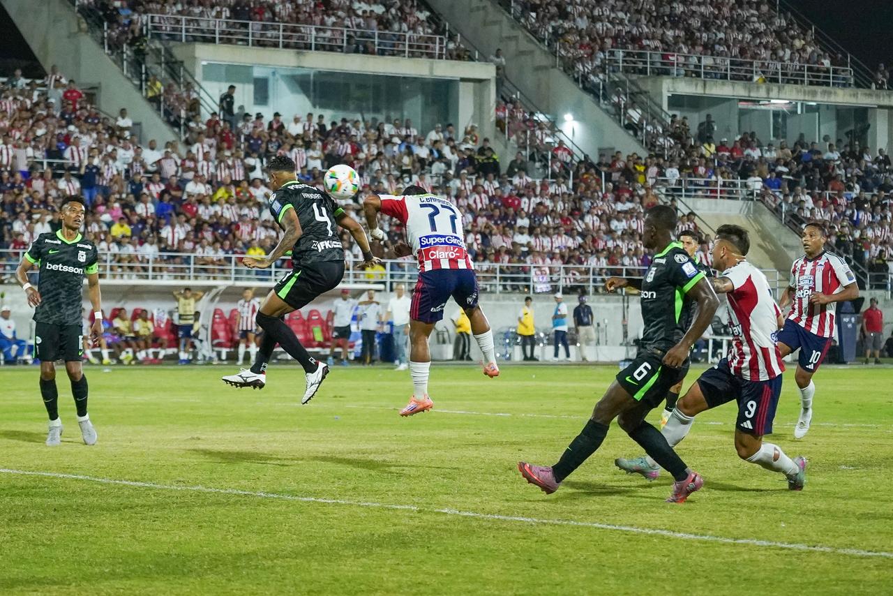 Cristian Barrios cabecea en una jugada del partido