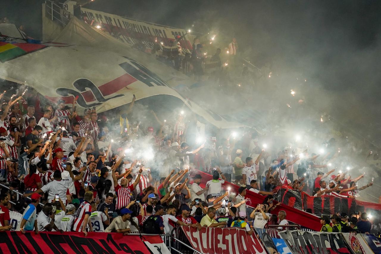 Las barras acompañando desde las tribunas.