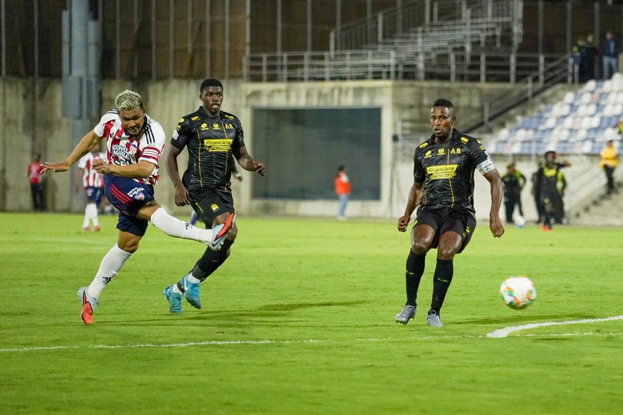 Teófilo Gutiérrez patea para convertir el segundo de la noche