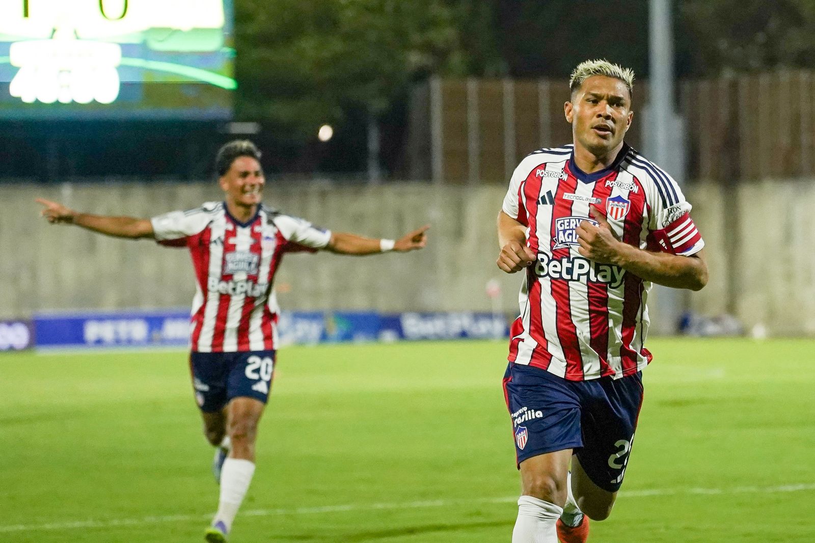 Jannenson Sarmiento, atrás, y Teófilo Gutiérrez, celebran