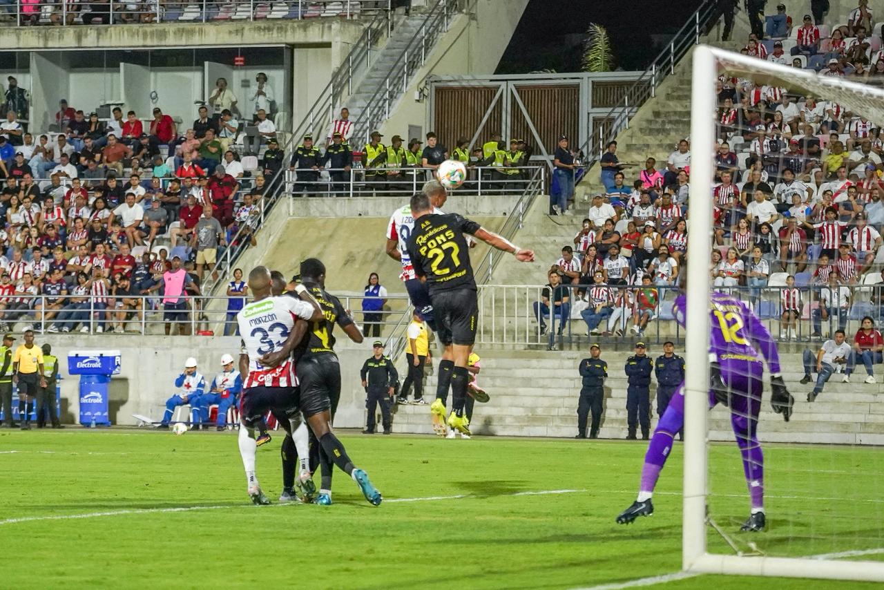 Jermein Peña cabecea ante el arco de Bucaramanga