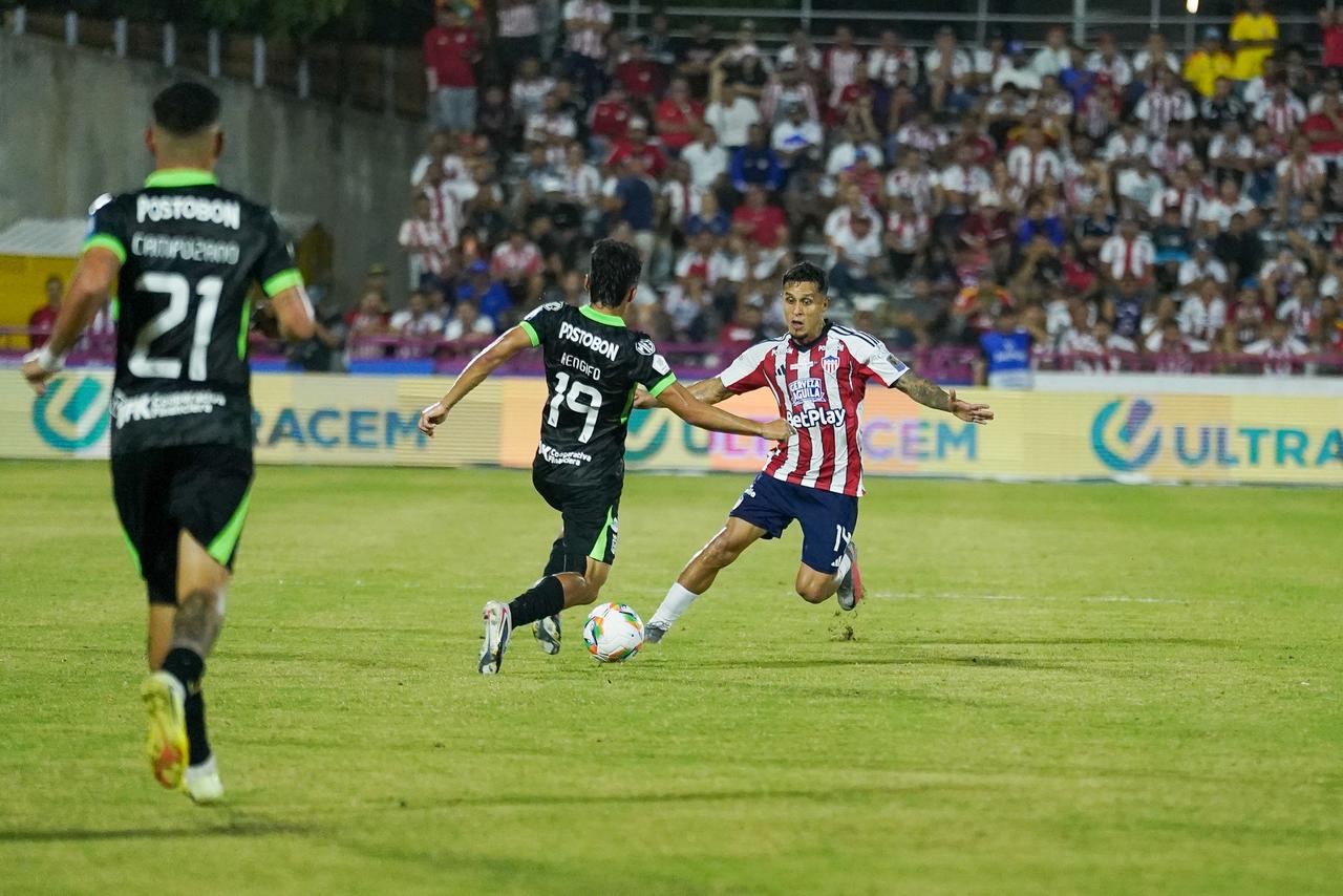 Juan Manuel Rengifo, la figura del partido en una jugada ofensiva.