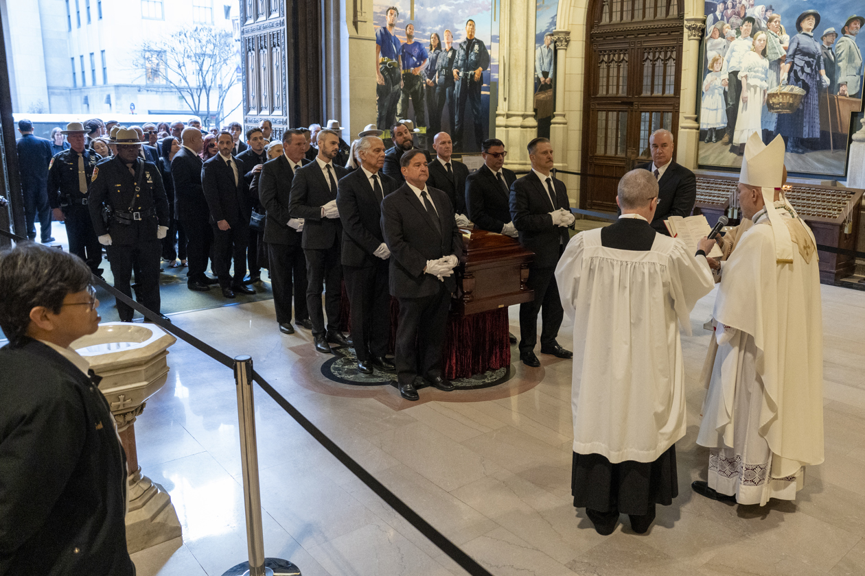 El oficio religioso en la catedral San Patricio de Nieva York.