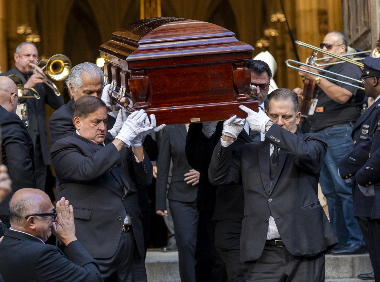 Los trombones sonando al paso del féretro con los restos de Willie Colón.