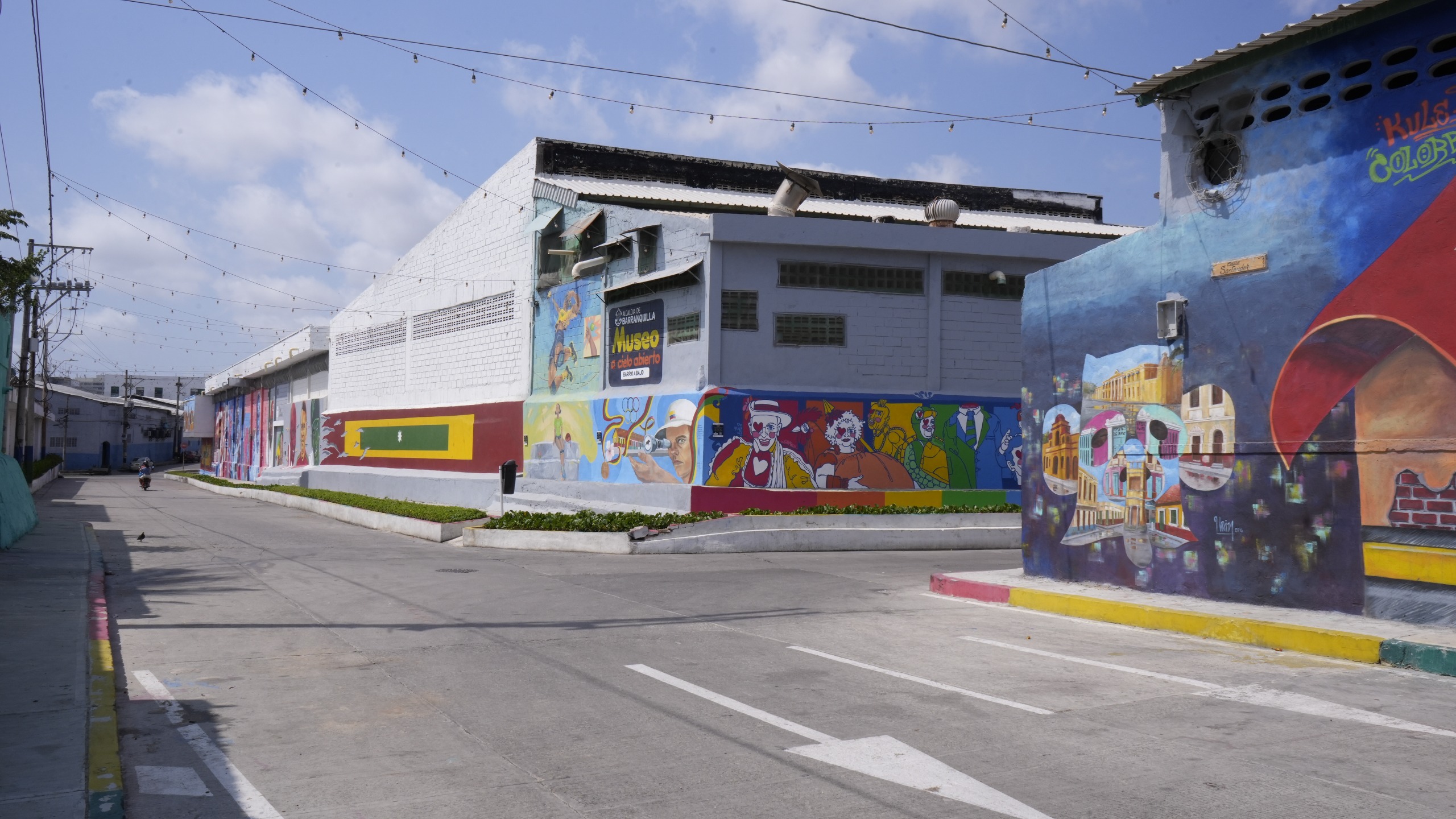 Fachadas de establecimientos son el lienzo para los artistas.